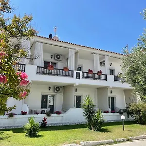 https://golden-deer-apartments.hotelschalkidiki.net